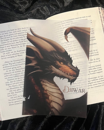 Das Page Overlay zeigt das Profil eines braunen Drachen. Das Page Overlay liegt auf einem aufgeschlagenen Buch, so dass man die Buchstaben durch das Papier schimmern sieht.